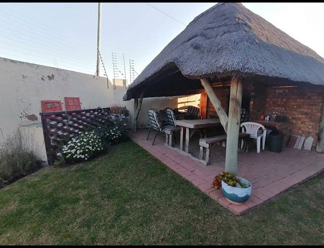 2 BEDROOM TOWNHOUSE FOR SALE IN SONNEVELD
